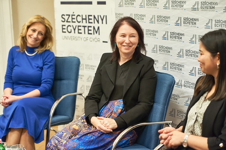 Dr. Katalin Balázsi, President of the Women in Science Association (in the middle)
