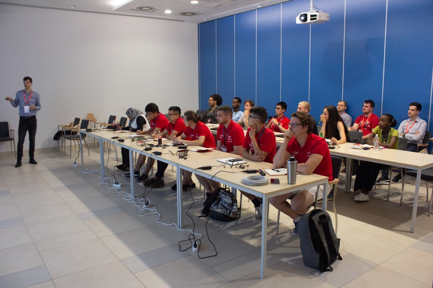 During the first week, divided into two sections, the students participate in professional training to prepare them for solving the project task. 